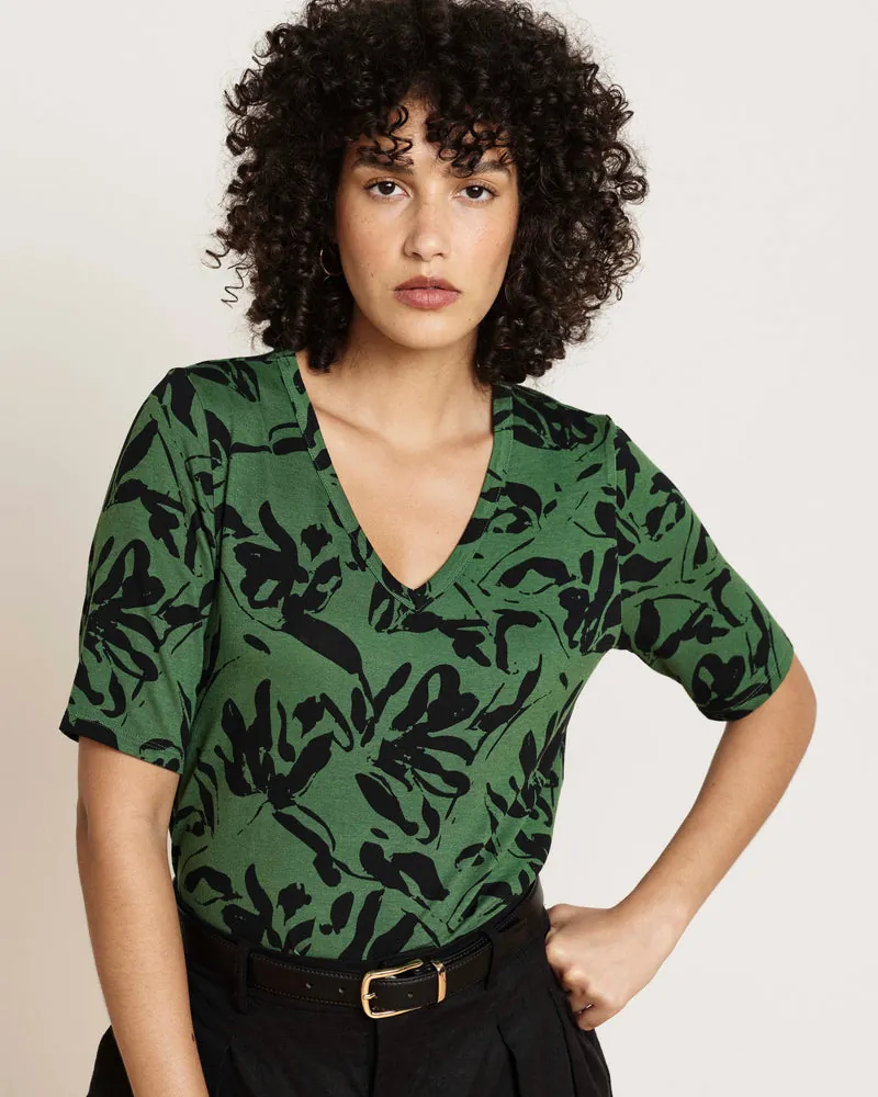 Camiseta Lily Liquid Jersey V-Neck Stovepipe Verde Sgraffito Estampado - foto 2