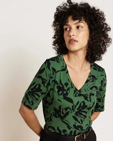 Camiseta Lily Liquid Jersey V-Neck Stovepipe Verde Sgraffito Estampado